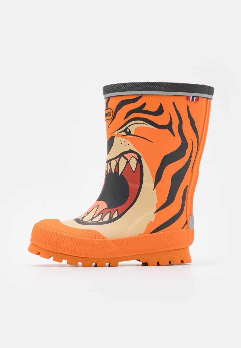 Botte de pluie en caoutchouc orange avec un design représentant un visage de tigre, des rayures noires, une semelle texturée et des accents gris en haut.