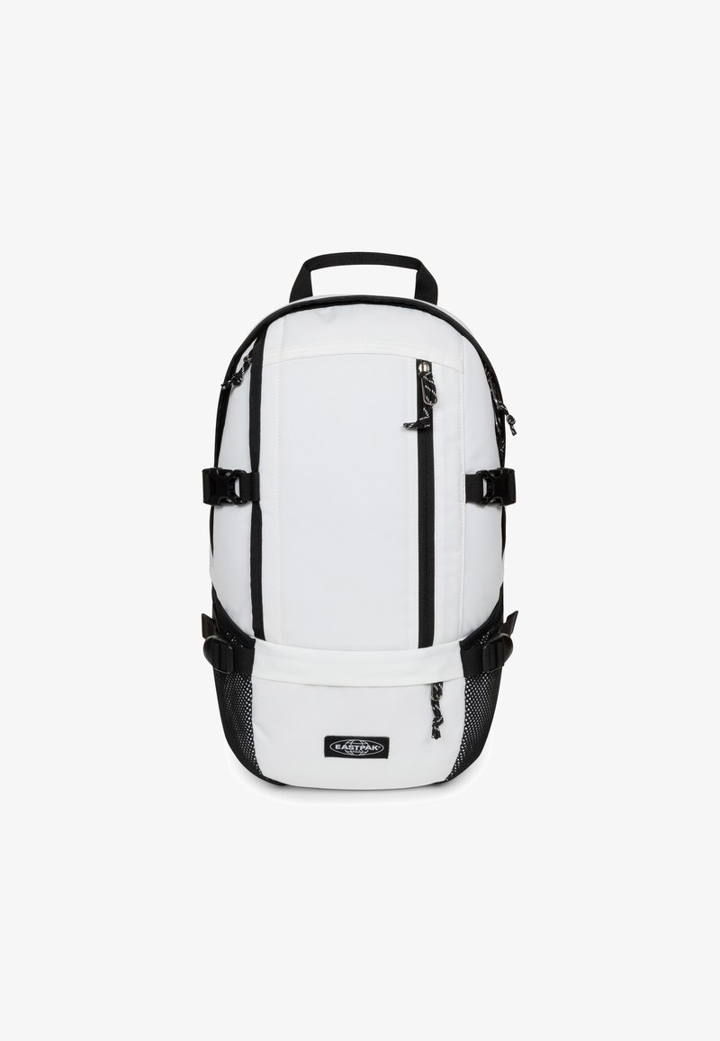 Mochila blanca con acentos negros, hecha de un tejido duradero. Presenta múltiples bolsillos con cremallera, correas ajustables y un bolsillo lateral de malla.