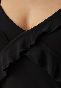 ONLY ONLSANDY FRILL DRESS - Džersio suknelė - black