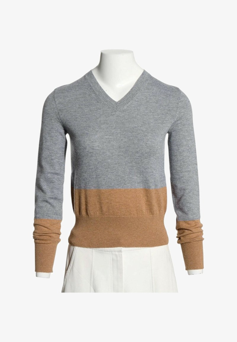 Pull à manches longues col en V gris avec une large bande marron en bas et des poignets marron assortis sur un mannequin sans tête.