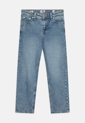 Jeans de mezclilla azul claro con un diseño de pierna recta, que cuentan con un estilo de cinco bolsillos, cinturilla estándar y un ligero desgastado en toda la prenda.