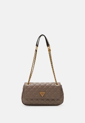 Petit sac à main matelassé taupe avec bandoulière chaîne dorée et logo triangulaire Guess sur le rabat avant.