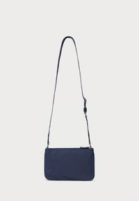 Marinblå crossbodyväska med en slät yta, rektangulär form och justerbar rem. Har ett blixtlåsfäste upptill.