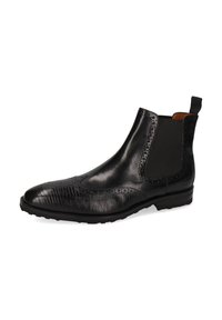 Czarne skórzane botki Chelsea z elastyczną boczną wstawką, detalami w stylu brogue, pętlą do ściągania i teksturowanym czubkiem na białym tle.