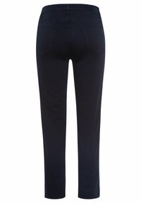 Tmavě modré džíny vyrobené z měkkého denimu, s úzkým střihem, středně vysokým pasem a dvěma zadními kapsami s prošívanými detaily.