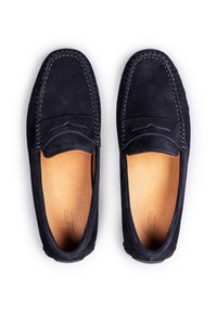 Marineblå ruskinds loafers med syninger, slip-on design og lysebrunt læderfor. Glat tekstur med rund tå og minimalistisk hardware.