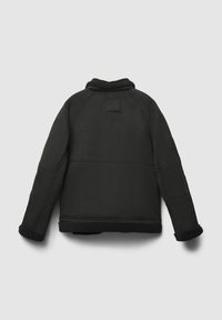 Giacca nera foderata in shearling con un esterno testurizzato, colletto a coste e cuciture strutturate, che mette in mostra una silhouette moderna e squadrata.