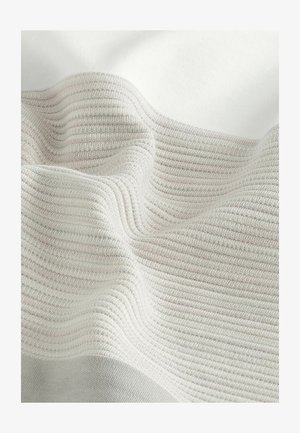 Textúrált anyag világosszürke és tört fehér csíkokkal. Puha anyag, amely hullámos megjelenésű, kiemelve a szőtt mintát és a finom redőket.