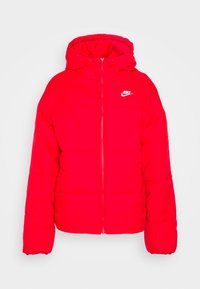 Röd vadderad jacka med dragkedja fram, justerbar huva och Nike-logotyp. Har en kviltad design och elastiska muddar för komfort och värme.