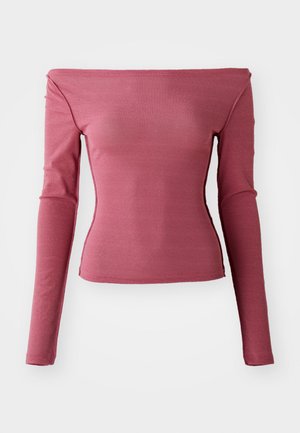 Blusa de manga larga y hombros al aire en un color rosa suave. Confeccionada en una tela suave y ligera, con una silueta ajustada y un dobladillo limpio.