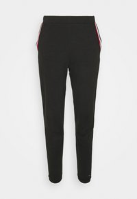 Pantalones jogger negros hechos de tela suave, con bolsillos laterales con rayas rojas y blancas, y puños elásticos en los tobillos.