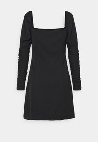 Svart klänning med fyrkantig halsringning, långa rynkade ärmar och en figurnära bodice. Tillverkad av slätt material, slutar vid mitten av låret med en rak fåll.