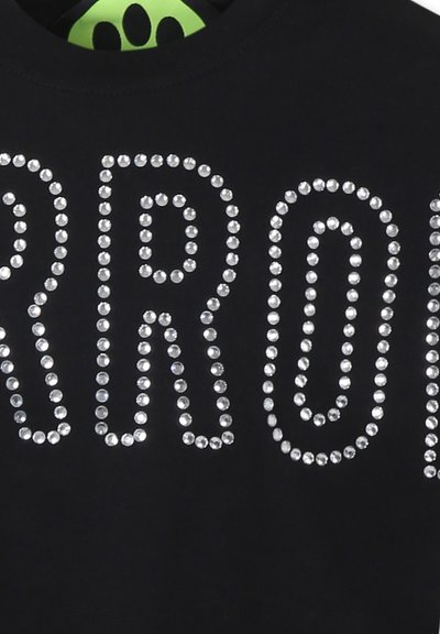 Zwarte stoffen shirt met "ERROR" in grote letters omlijst met heldere rhinestones, wat textuur en glans aan het ontwerp toevoegt.