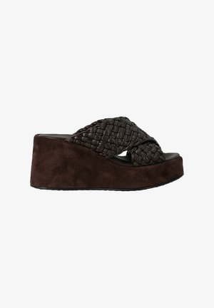 Sandalo con zeppa piattaforma con suola in camoscio marrone scuro e spesse fibbie incrociate in pelle intrecciata nera.