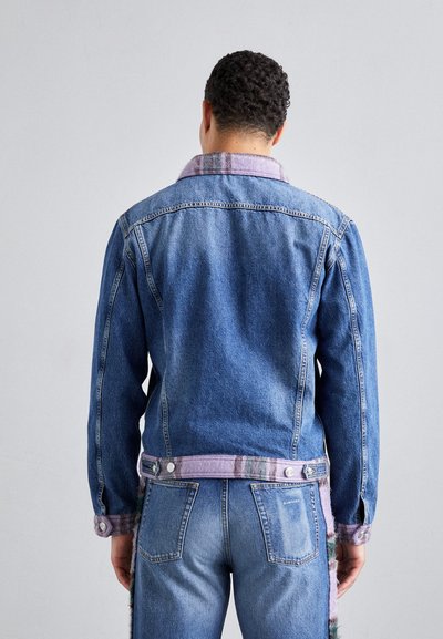 Sinine pesu denim jaki, lilac krae ja triibuline detail allääres. Omab nupu aksente ja vastanduvad kangaplaastrid.