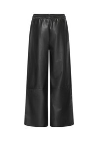 Pantaloni a gamba larga in pelle nera con vita elastica e texture liscia, caratterizzati da dettagli cuciti e vestibilità ampia.