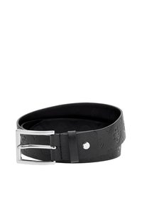 Zwarte leren riem met een reliëf bloemmotief, voorzien van een zilveren metalen gesp en een studdetail, vlak design, gladde textuur.