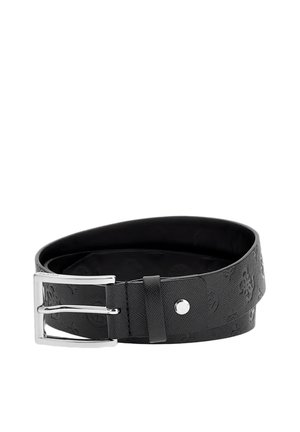 Zwarte leren riem met een reliëf bloemmotief, voorzien van een zilveren metalen gesp en een studdetail, vlak design, gladde textuur.
