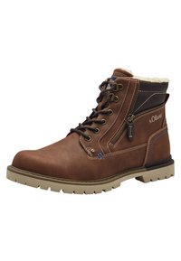 Brązowy skórzany ankle boot z teksturowanym wykończeniem, białym futrem w środku, metalowymi elementami, niebieskimi szwami akcentującymi oraz solidną beżową gumową podeszwą.