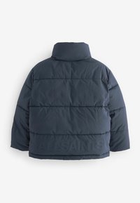 Tumši zils pūšamais jaka ar augstu apkakli, ar izšūtu dizainu un iegravētu "ALLSAINTS" logo apakšmalā. Bieza, izolēta auduma virsma.