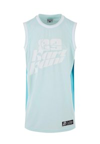 Gaiši zils bez piedurknēm sporta krekls ar baltu apdari, baltu tekstu "88 Kart Kani" un grafiku priekšpusē, ar melnu etiķeti netālu no apakšas malas.