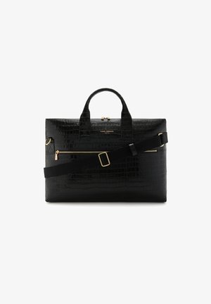 Zwarte krokodillenembossed leren tas met dubbele handgrepen aan de bovenkant, een ritsvak aan de voorkant, goudkleurige accenten en een verstelbare schouderband.
