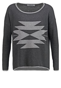 Pull gris foncé à manches longues avec un motif géométrique gris clair sur le devant, un col arrondi et une bordure gris clair aux bords.