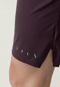 Born Living Yoga Sportiniai šortai - rojo oscuro