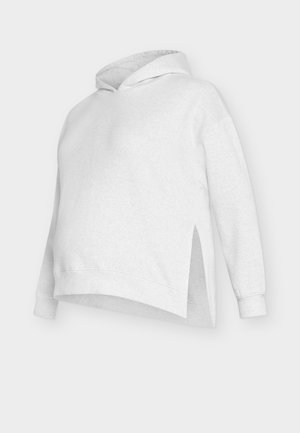 Jasnoszara bluza z kapturem wykonana z miękkiego materiału, wyposażona w przednią kieszeń, głębokie boczne rozcięcia oraz kaptur ze sznurkiem. Model o luźnym kroju z długimi rękawami.