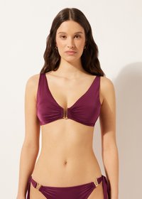 Bikini w kolorze maroon z szerokimi ramiączkami, zebranym środkiem i złotymi akcentami. Gładka faktura, z v-kształtnym wzorem i pasującymi majtkami.