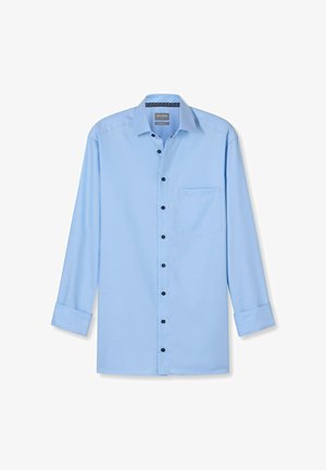 Camicia da uomo a maniche lunghe di colore blu chiaro, con un bottone frontale, taschino singolo sul petto e polsini piegati.