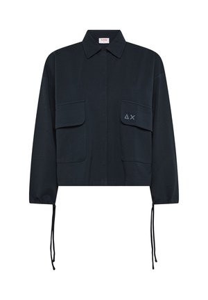 Giacca corta blu navy con tasche a pattina frontali, colletto, maniche lunghe con cordini regolabili e piccolo logo ricamato sulla tasca.