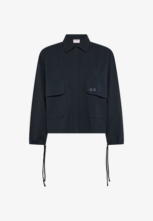 Giacca corta blu navy con tasche a pattina frontali, colletto, maniche lunghe con cordini regolabili e piccolo logo ricamato sulla tasca.