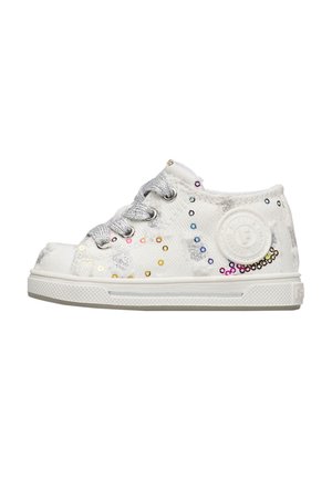 Scarpa da ginnastica bianca per bambino con lacci argento, paillettes multicolori, suola texturizzata e un logo circolare sul lato.