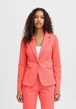 Korallvärviga bleiser slim-fit lõikega, ühe nööbiga, klapi kraega ja kahe esiosa taskuga. Valmistatud sileda, tekstureeritud kangast.