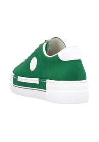 Baskets basses vertes avec semelle et talon blanc, avec un logo sur le côté, présentées de l'arrière sur un fond blanc.