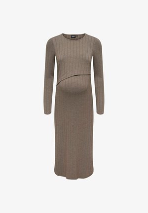 Graviditetskjole i ribbet brunt stof, med lange ærmer og et buet frontdesign, der har en tætsiddende silhuet over maven.