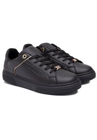 Sneaker in pelle nera con texture liscia, dotate di lacci neri, dettagli dorati e suola in gomma. Include dettagli perforati sul lato.