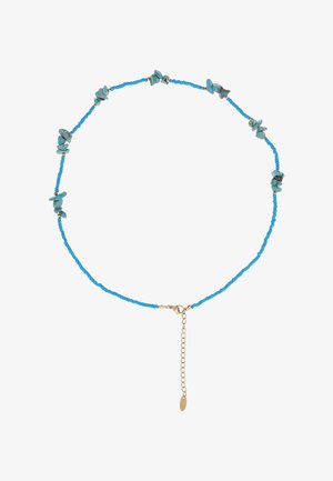 Blauwe ketting met kralen en onregelmatige clusters van turquoise stenen, voorzien van een verstelbare gouden ketting met sluiting.