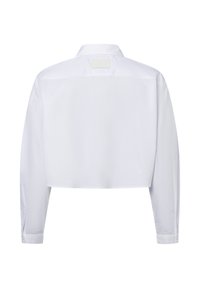 Kurzes weißes Baumwollhemd mit langen Ärmeln und klassischem Kragen; verfügt über eine Rückenpasse und ein Etikett im oberen Rückenbereich.