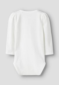 Weißer Langarm-Bodysuit mit rundem Halsausschnitt, aus weichem Baumwollstoff und Druckknöpfen am Boden für ein einfaches Ankleiden. Schlichte Gestaltung.