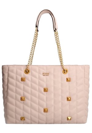 Borsa a tote trapuntata rosa con hardware dorato, manici a catena e borchie a piramide come dettagli. Presenta un logo impresso sul frontale.