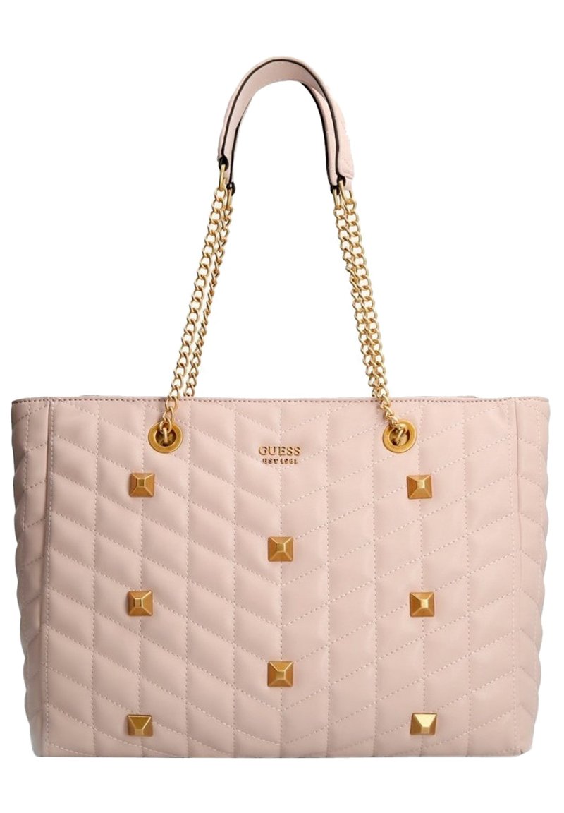 Borsa a tote trapuntata rosa con hardware dorato, manici a catena e borchie a piramide come dettagli. Presenta un logo impresso sul frontale.