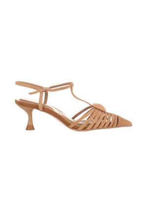 Décolleté slingback con tacco basso a punta color cammello in camoscio, con cinturino a T e multiple fasce laterali che formano un disegno a griglia.