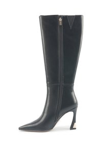 Ghete din piele neagră până la genunchi, cu vârf ascuțit și o siluetă elegantă. Fermoar lateral și un accent decorativ de aur pe toc.