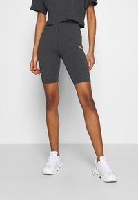 Szare spodenki kolarskie w kolorze węgla, wykonane z mieszanki bawełny, dopasowany krój, z małym pomarańczowym logo na lewym udzie, gładka struktura.