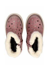 Botines de ante rosa con patrones de corazones plateados, forro de piel sintética, cierre con cremallera y suelas de goma texturizadas.