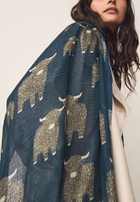 Sciarpa azzurra con motivo a illustrazioni di yak marroni soffici con corna. Tessuto leggero con finitura texture.