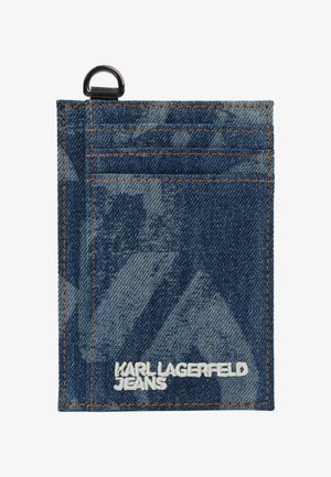 Mørkeblå denim kortholder med oransje søm, tre kortlommer, metallnøkkelring og "KARL LAGERFELD JEANS" brodert i hvitt.