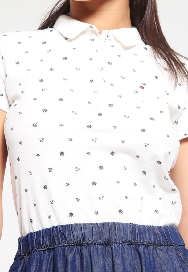 Bílá polo košile s malým námořnickým kotvou a potiskem slunce, krátké rukávy, klasický límec, spárovaná s sukní s elastickým pasem v námořnické modři.